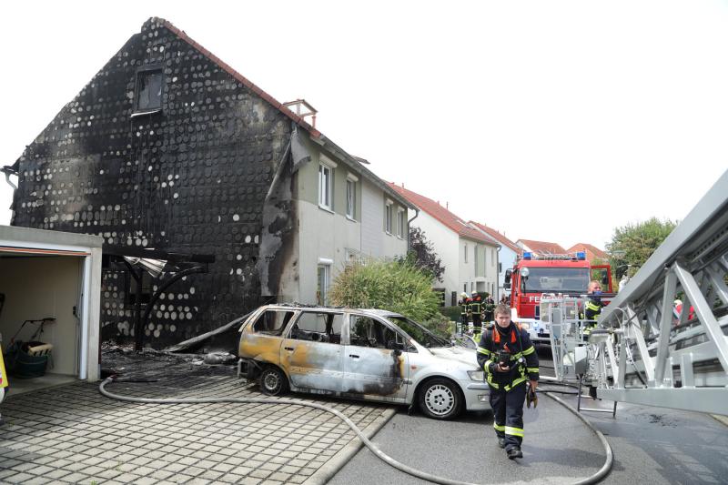 PKW und Carport standen in Flammen  Feuer griff auf Fassade über