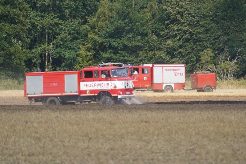 Feuerwehr rückt zu Feldbrand aus
