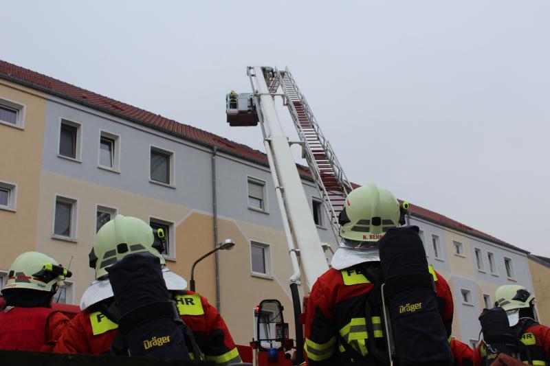Brand im Dachstuhl: Großeinsatz mit mehr als fünfzig Einsatzkräften