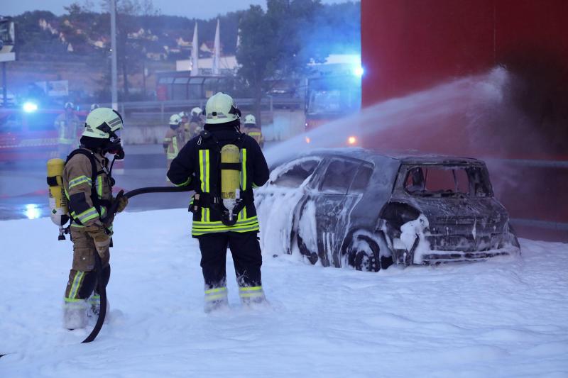 PKW ging auf Parkplatz in Flammen auf 