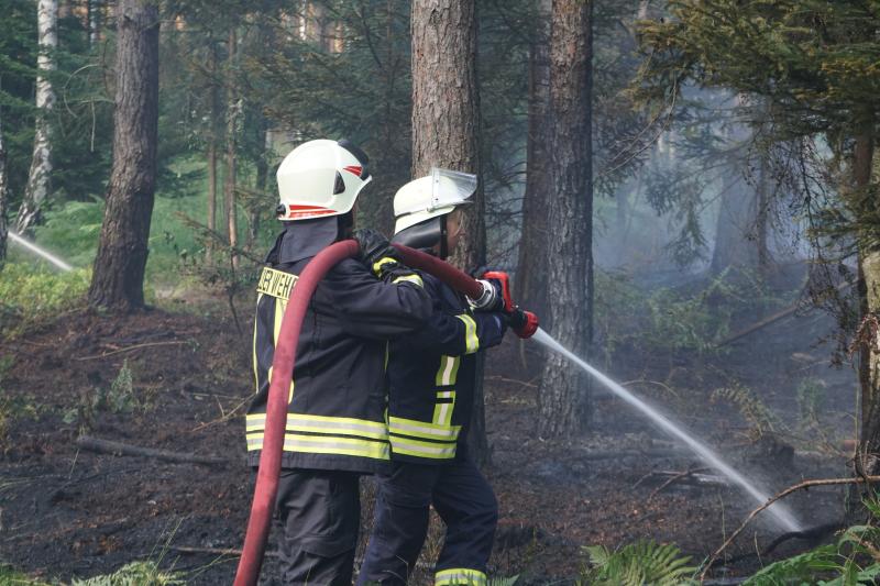 Feuerwehr rückt zu Waldbrand aus und muss diesen suchen