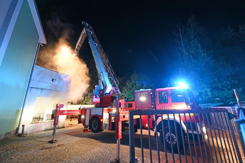 Großeinsatz in der Nacht: Maschine brennt in Textilfabrik