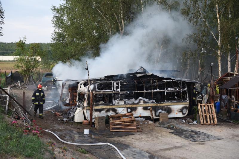 Wohnwagen und Holzhütte brennen ab