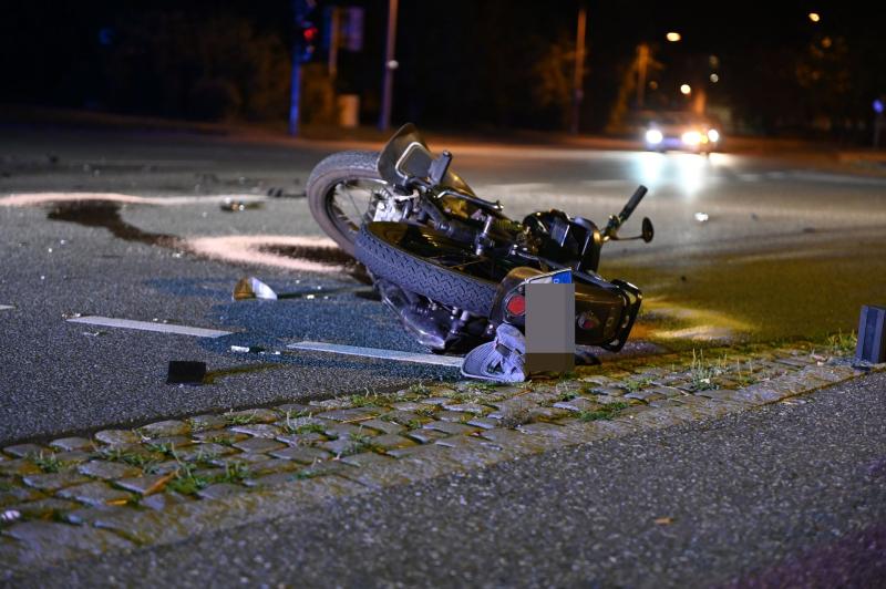 Schlimmer Kreuzungscrash: Motorradfahrer nach Unfall schwer verletzt