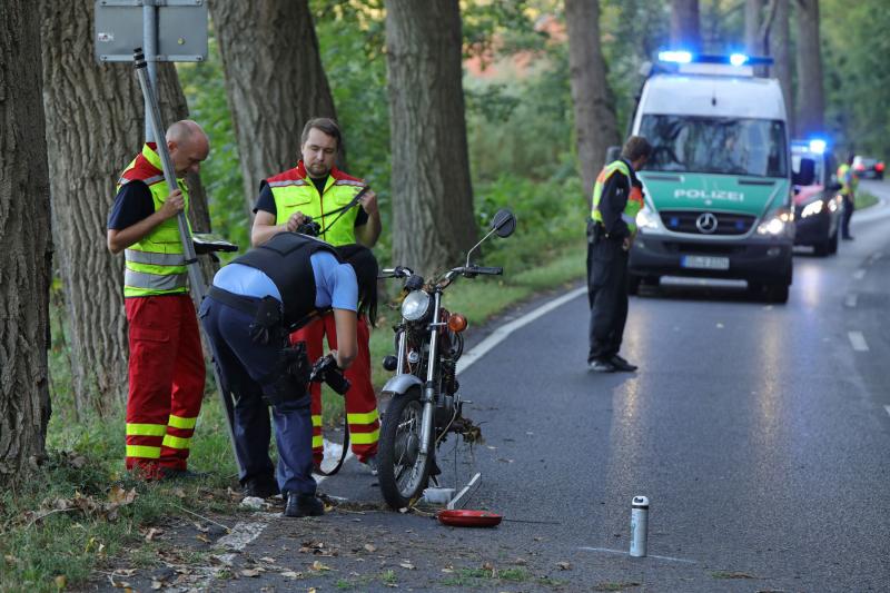 Mopedfahrer prallte gegen Baum - 1 Schwerverletzter