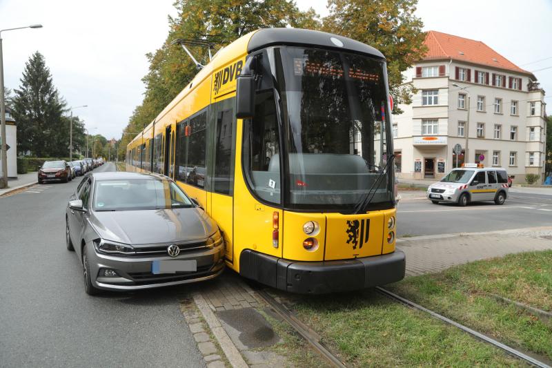 PKW kollidierte mit Straßenbahn