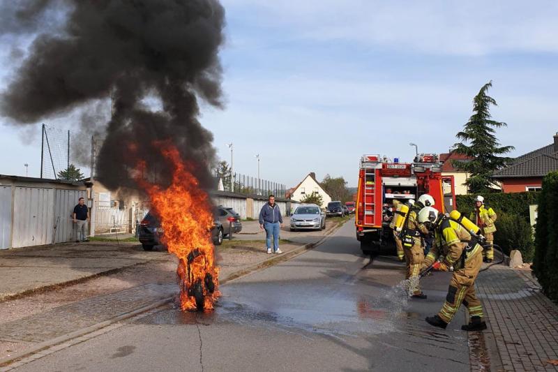 Während der Fahrt entzündet: Roller brennt in Cossebaude aus