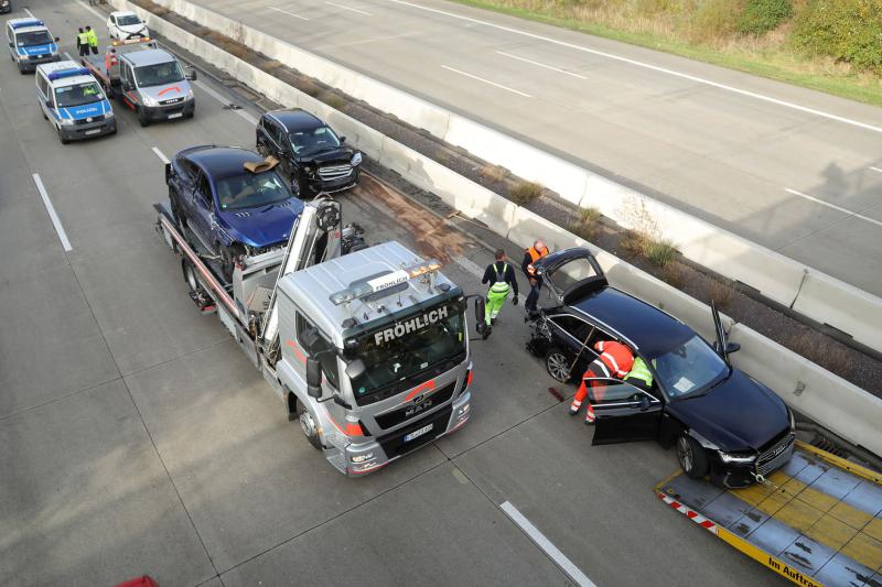 Gestohlener SUV fuhr in Stauende auf der Autobahn - Autodieb flüchtete zu Fuß