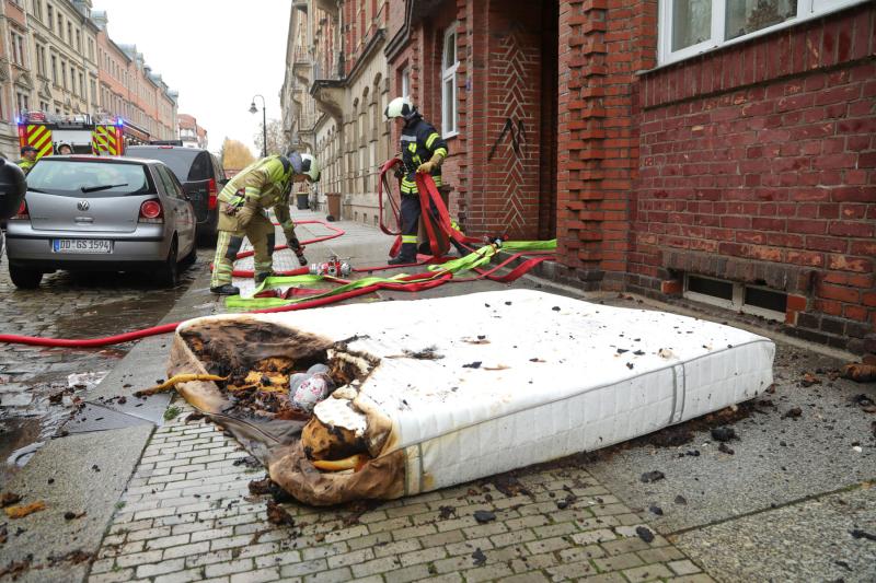 Matratze brannte in Wohnung auf der Robert-Matzke-Straße