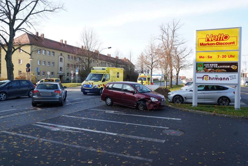 Crash an Supermarktausfahrt - 3 Verletzte