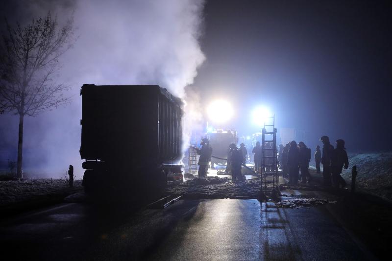 LKW-Anhänger brannte auf der Staatsstraße