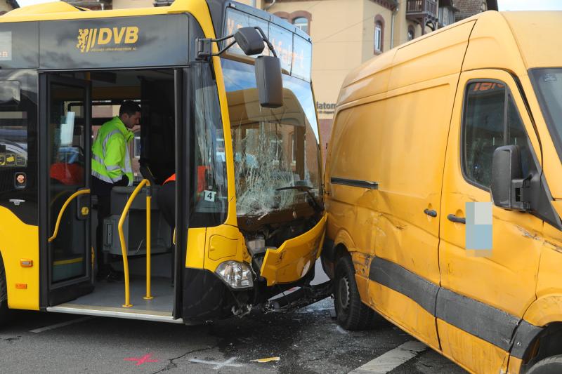 Kleintransporter kollidierte mit Linienbus - 2 Verletzte