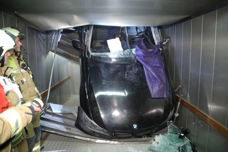 BMW stürzt in Aufzugsschacht