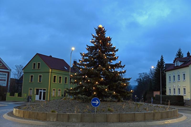 Wer hat den Weihnachtsbaum entschmückt? - Polizei sucht Zeugen