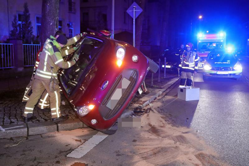 PKW kollidierten auf der Reisewitzer Straße - ein Unfallfahrzeug flüchtig