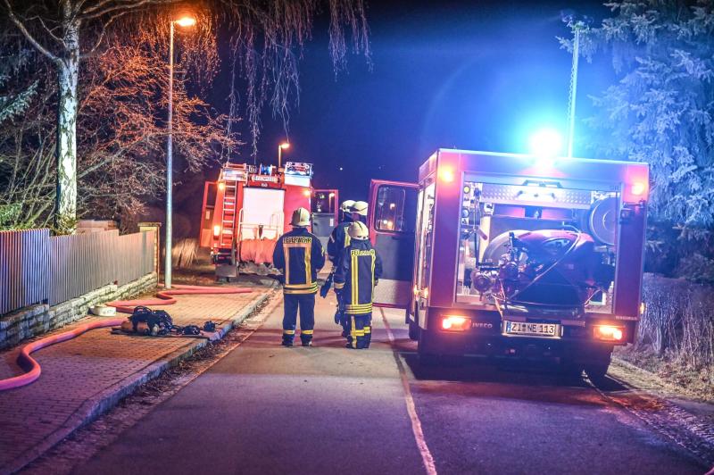 Neujahrseinsatz der Feuerwehr: Gartenlaube brennt lichterloh