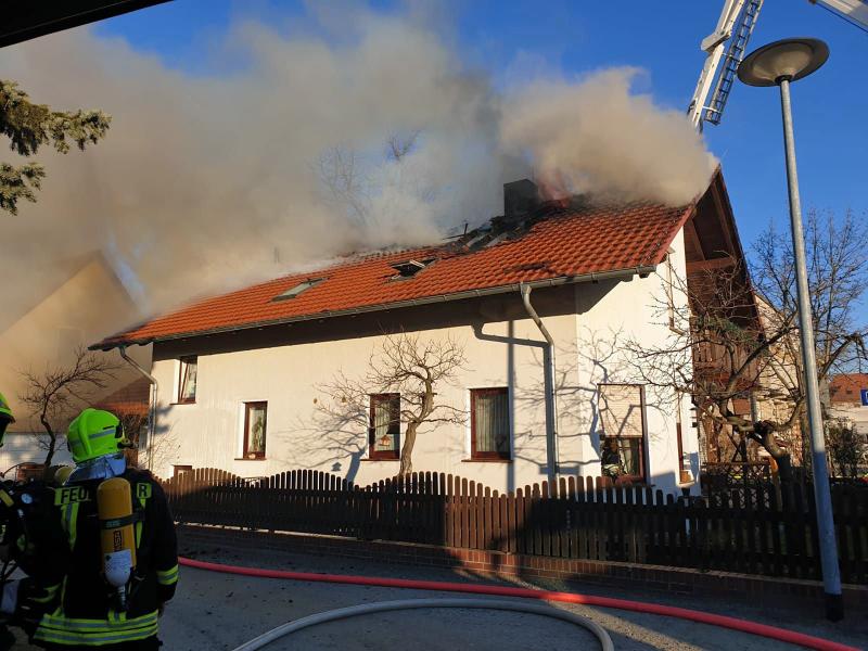 Über 50 Einsatzkräfte vor Ort: Wohnhausbrand fordert fünf Verletzte