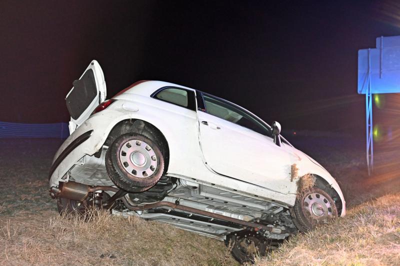 Betrunken Unfall gebaut: Fiat landet im Straßengraben