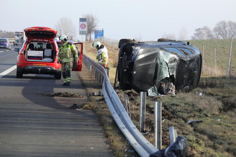 Fahrer und schwangere Beifahrerin bei Unfall verletzt
