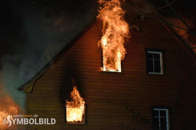 Bewohner konnten sich aus brennendem Haus retten