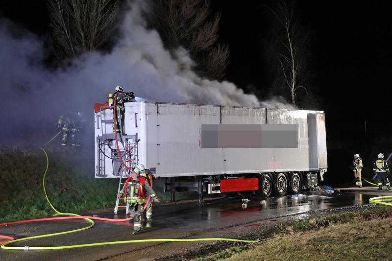 Hausmüll auf LKW ging in Flammen auf - stundenlange Löscharbeiten