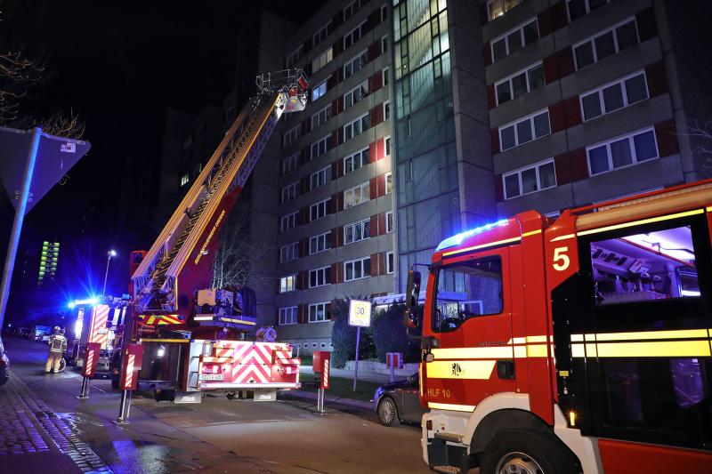 Schwere Brandstiftung: 3 Verletzte nach Brand in Hochhaus