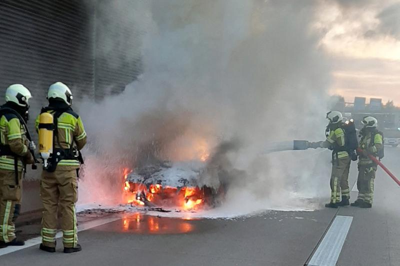 BMW brennt auf Autobahn aus