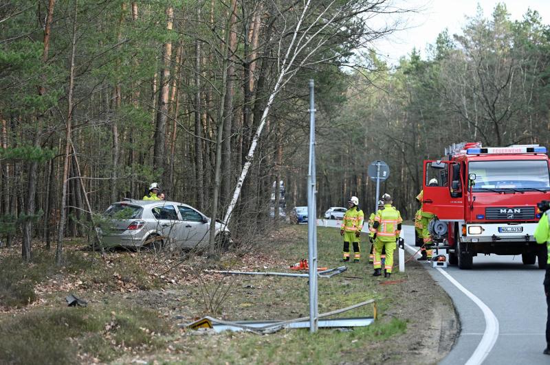 Von der Straße abgekommen und gegen Baum geprallt: Opel-Fahrerin verletzt