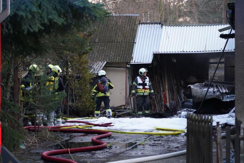 Anbau von Wohnhaus steht in Flammen: Feuerwehr kann Übergreifen verhindern