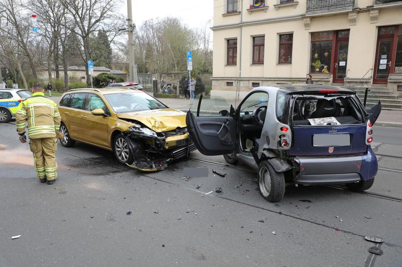 2 PKW kollidierten auf der Kessesldorfer Straße - 2 Verletzte