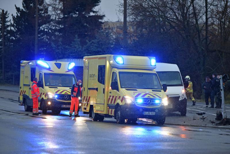 Ampelkreuzung außer Betrieb: Verkehrsunfall fordert drei Verletzte