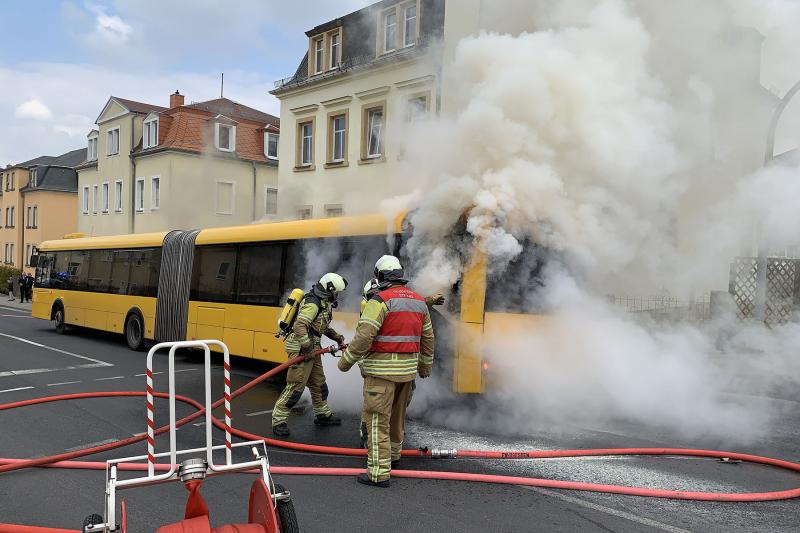 Linienbus geriet während der Fahrt in Brand