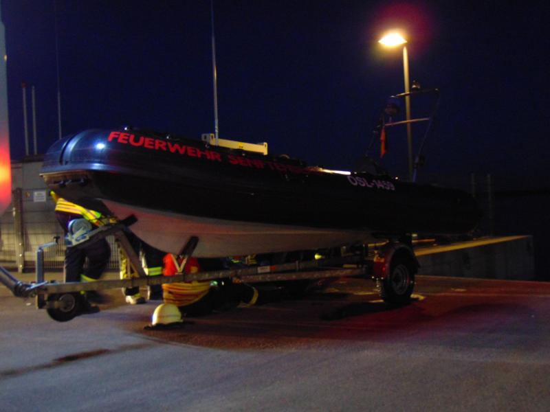 Feuerwehr rettet Personen mit Schlauchboot