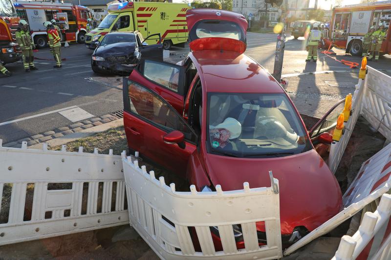 Auto stürzt nach Unfall in Baugrube