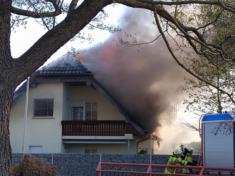 Einfamilienhaus in Flammen