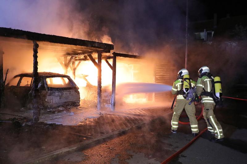 Carport und 5 Fahrzeuge stehen in Flammen