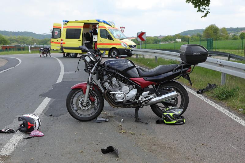 Motorrad schleuderte gegen Leitplanke - 2 Schwerverletzte