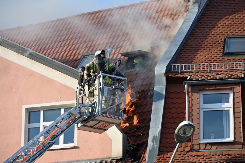 Dachstuhl steht in Flammen: Zahlreiche Schaulustige