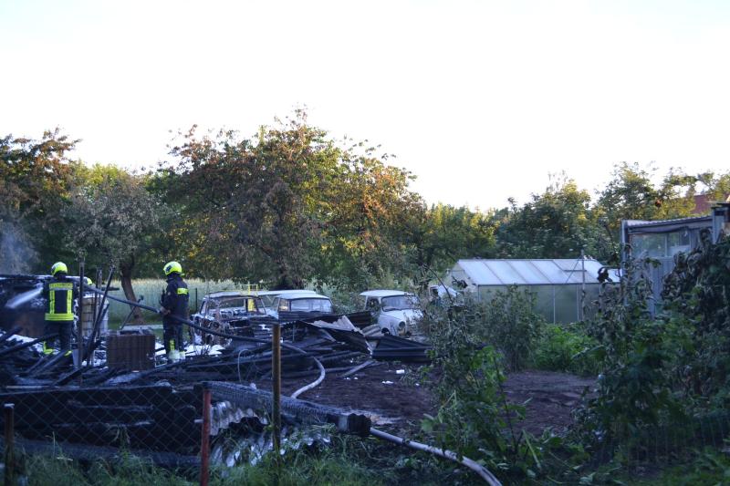Kripo ermittelt: Gartenlaube und Fahrzeuge stehen in Flammen