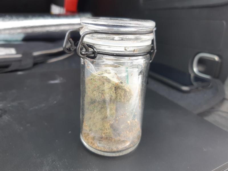 Cannabisblüten in Einmachglas versteckt