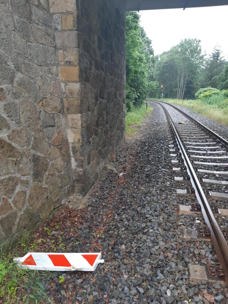 Zug überfährt Warnbake im Gleis