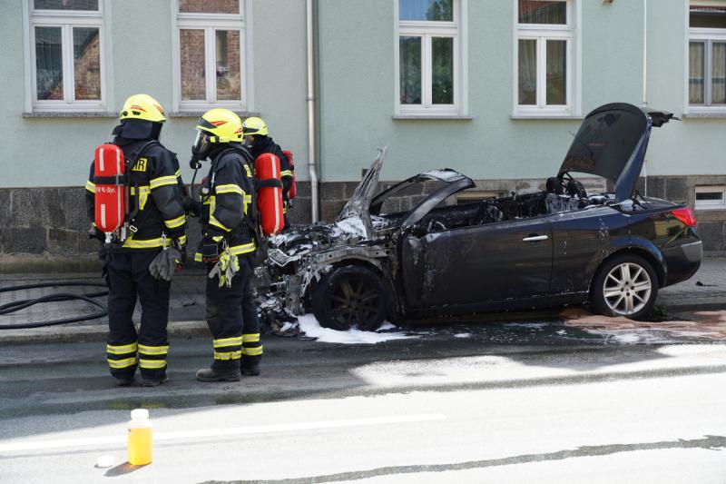Cabrio brennt auf Bundesstraße ab