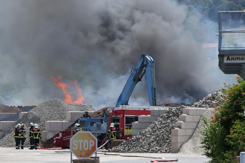 Rindenmulch und Holzabfälle brannten bei Entsorgungsbetrieb