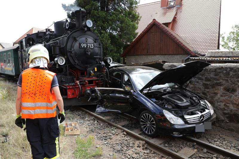 Bahnunfall PKW kollidierte mit Dampflok der Lößnitzgrundbahn