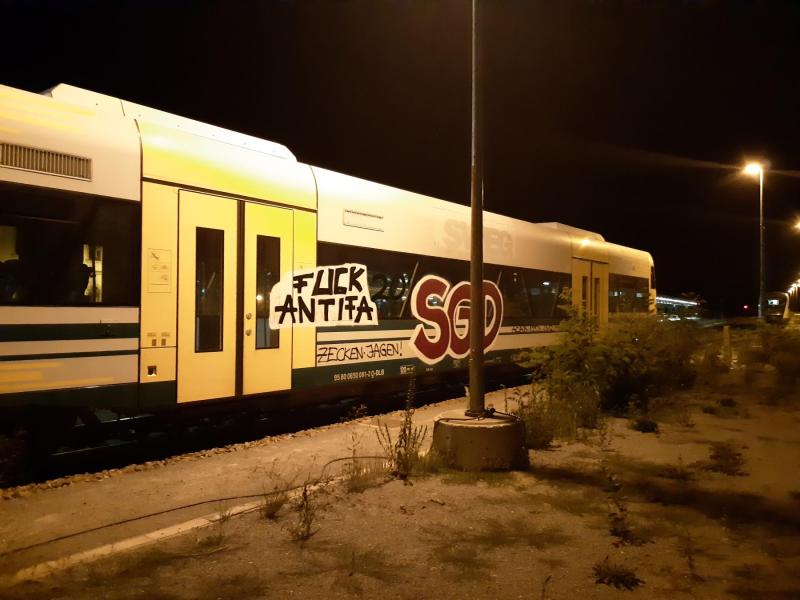 Triebfahrzeug der Länderbahn großflächig mit Graffiti besprüht