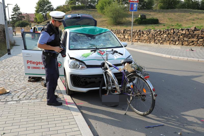 Radfahrer prallte frontal gegen PKW - 1 Toter