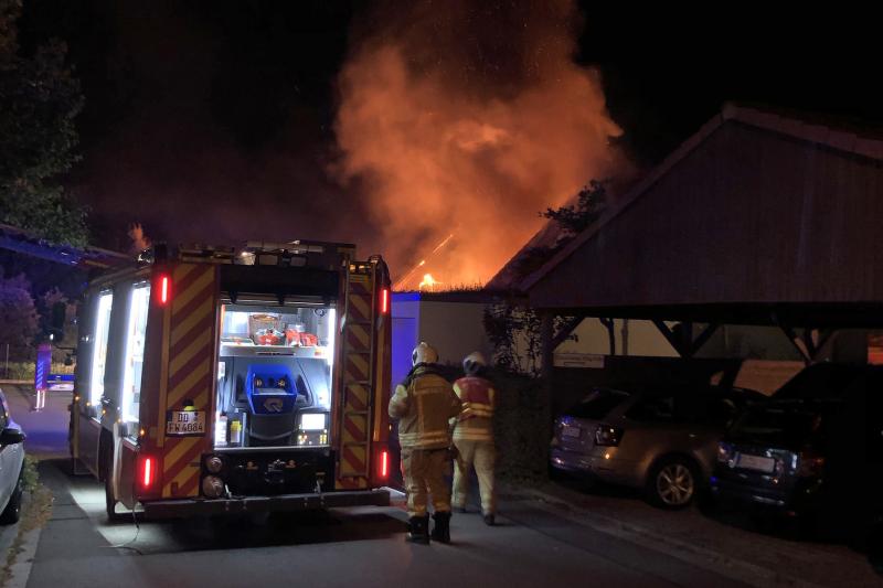 PKW und Carport brannten - Flammen griffen auf Wohnhäuser über - Polizei ermittelt wegen schwerer Brandstiftung
