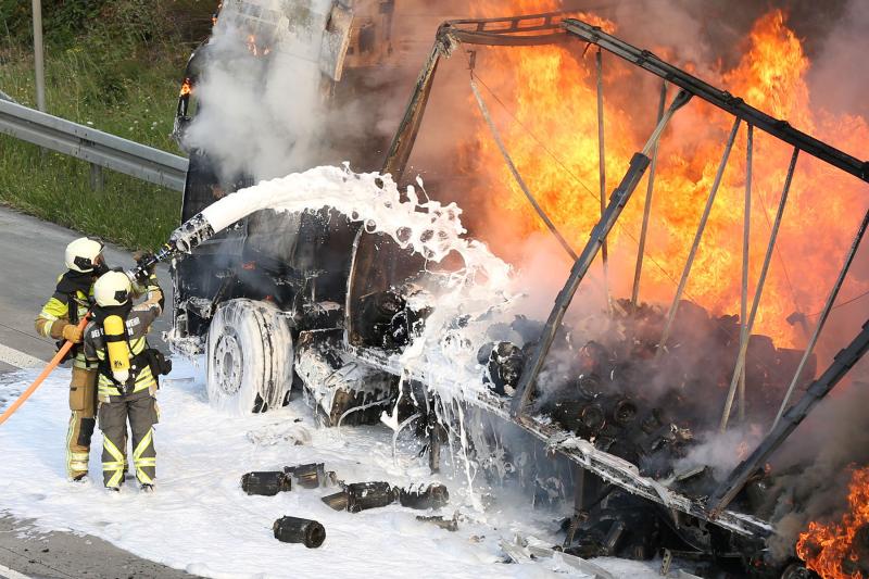 Sattelzug ging während der Fahrt in Flammen auf - Autobahn gesperrt