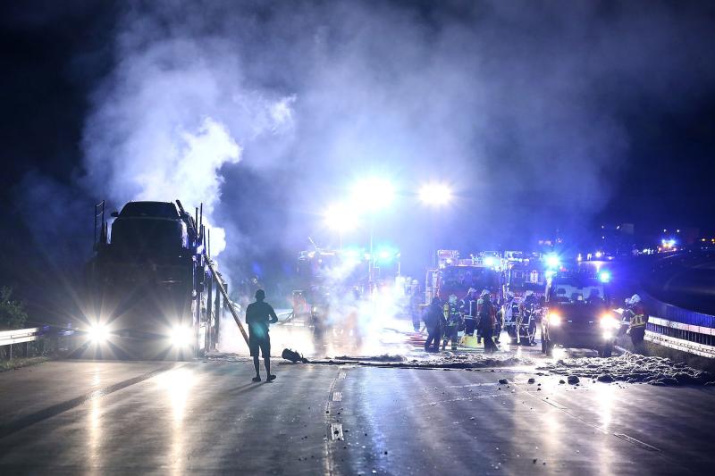 Autotransporter ging während der Fahrt in Flammen auf - Autobahn gesperrt