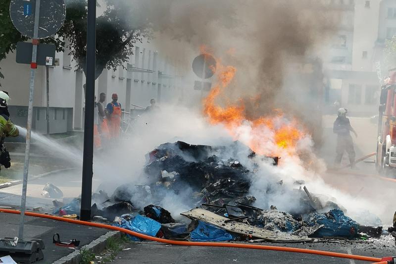Ladung eines Müllautos stand in Flammen